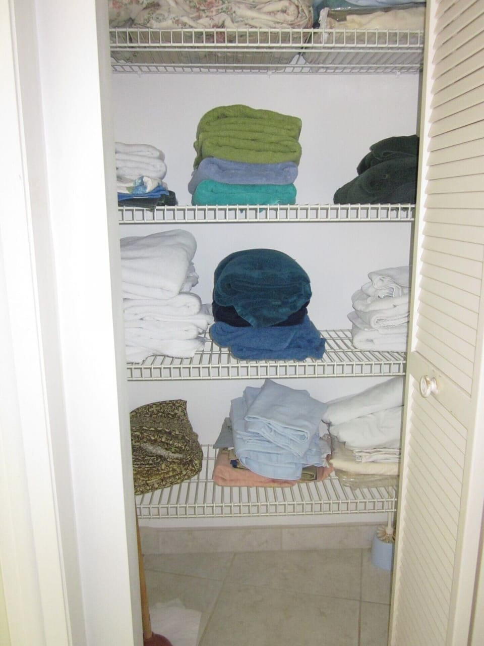 STOCKED LINEN AND TOWELS