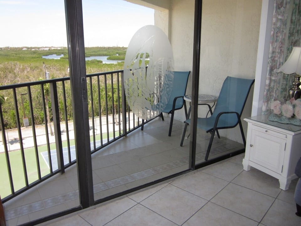 BALCONY
GREAT FOR THAT FIRST CUP OF COFFEE OR GLASS OF WINE TO SEE THE SUNSET.