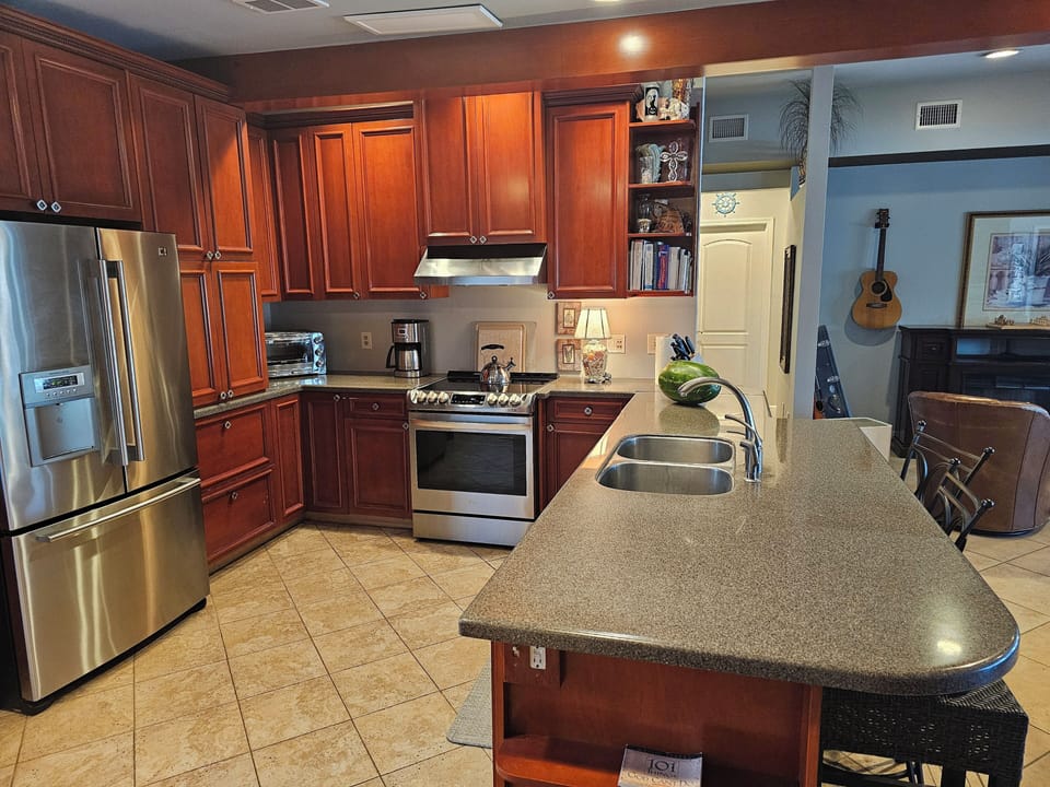 Open Concept Chef's Kitchen!
Welcome Guitar & Keyboard players!! Enjoy!