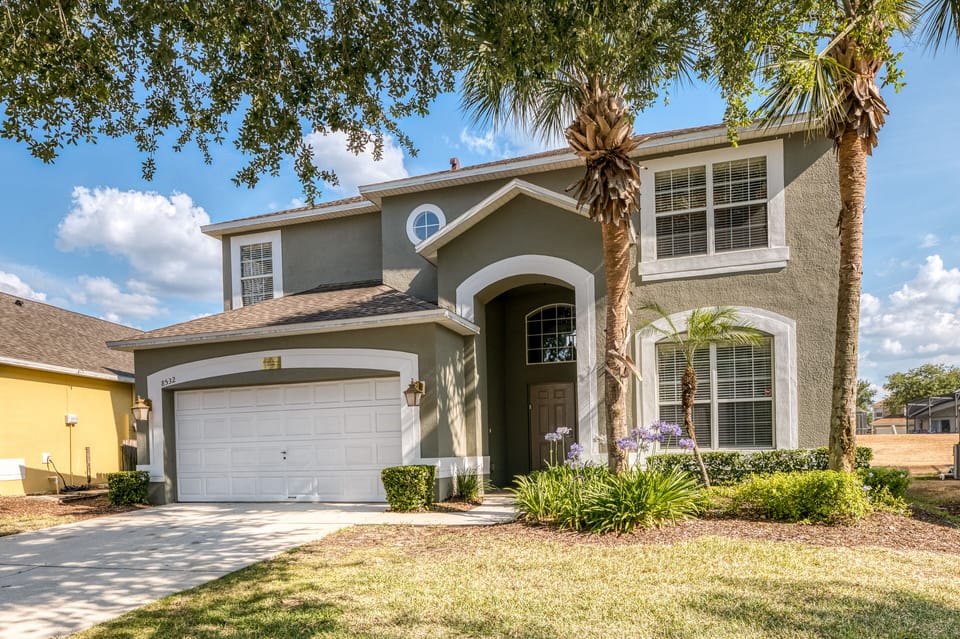 This private luxury villa is located 3 miles to Disney
