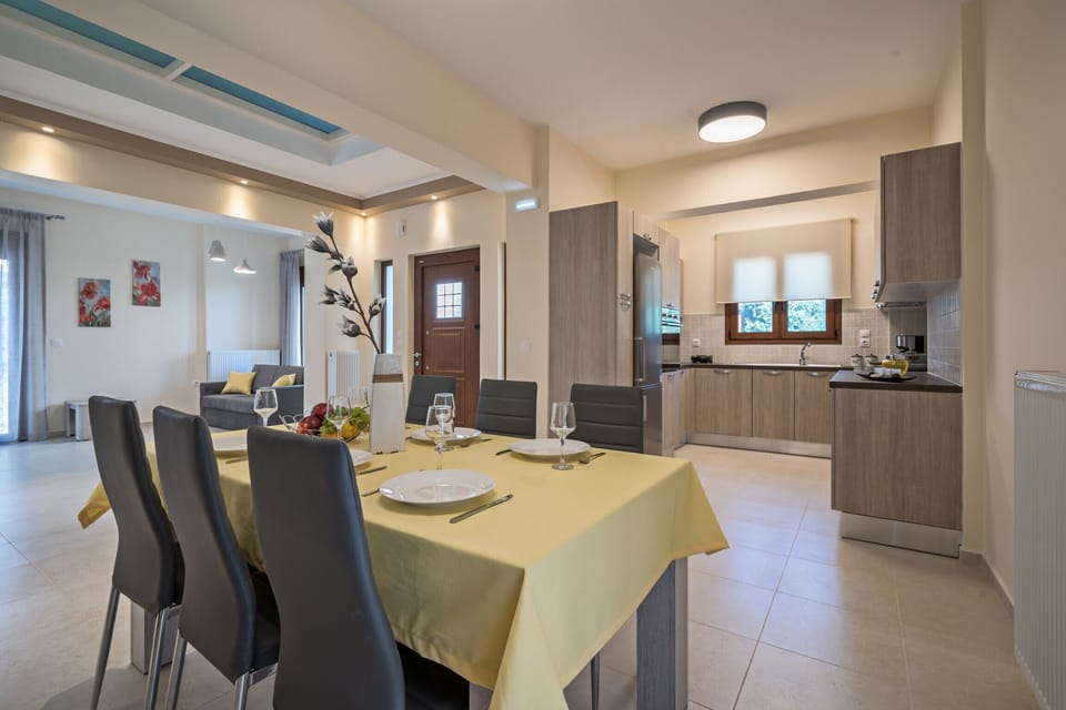 Fully equipped kitchen and dining table