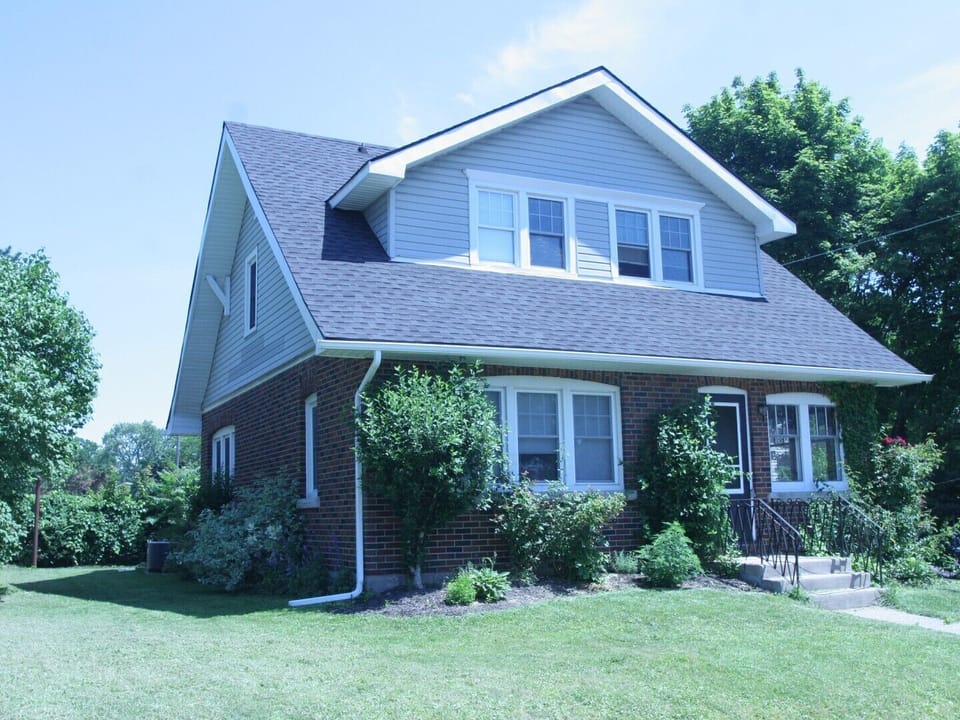 Eastwood Tourist Lodge is located directly adjacent to our main Niagara Grandview Manor building.