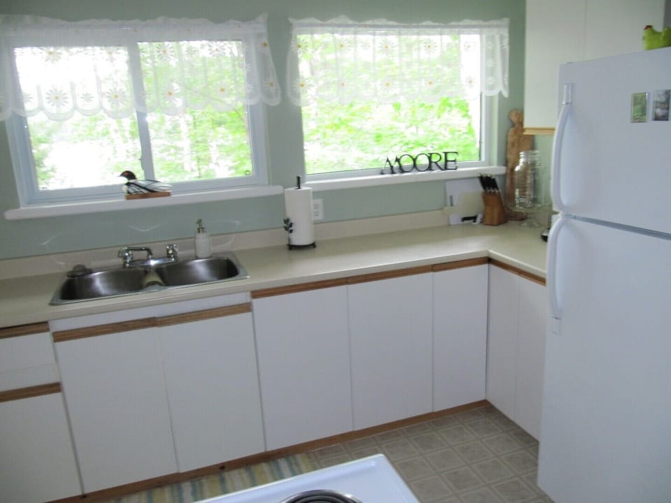 Oversized windows...washing dishes couldn't be more picturesque.