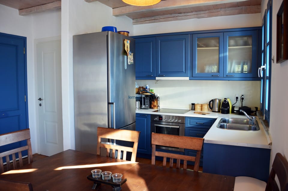 The fully equipped kitchen