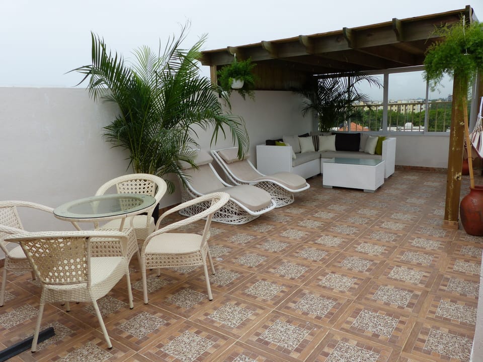 Accogliente terrazzo con barbecue, amaca e vista panoramica.
