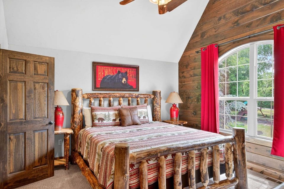 Second upper-level king suite