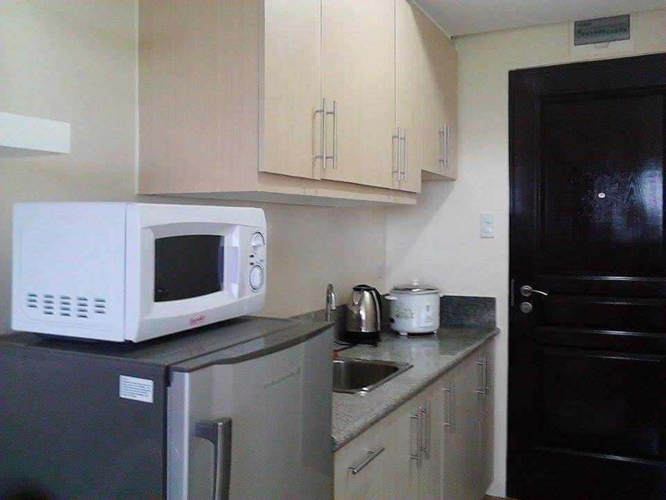 Mini kitchen with amenities 