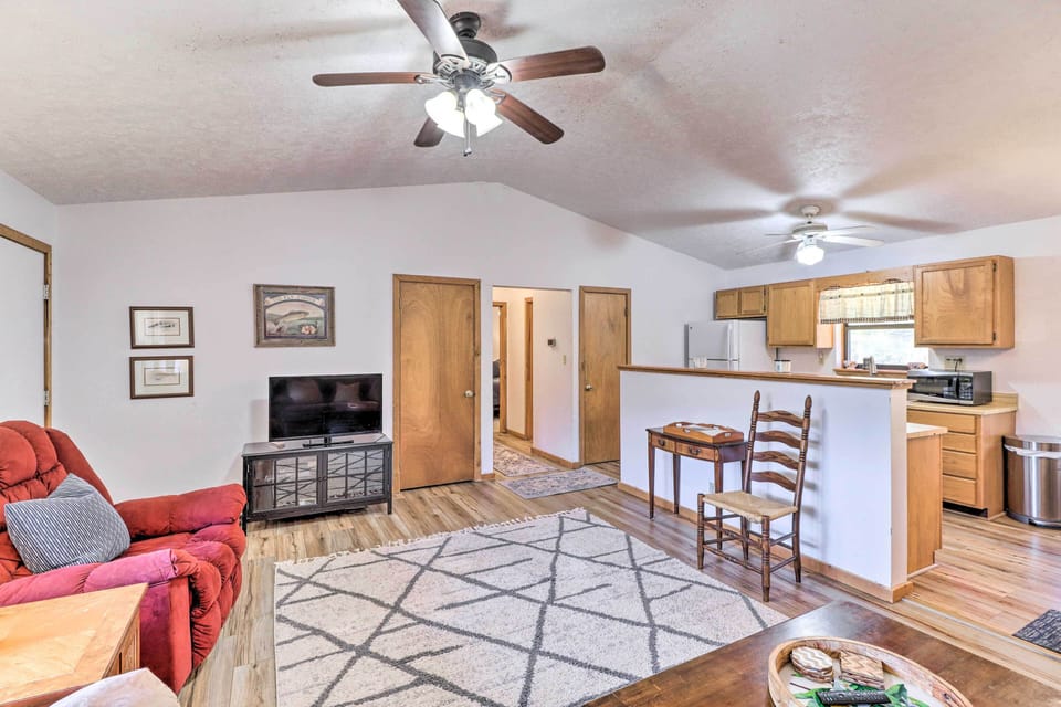 Living Room | Central A/C & Heating | Free WiFi