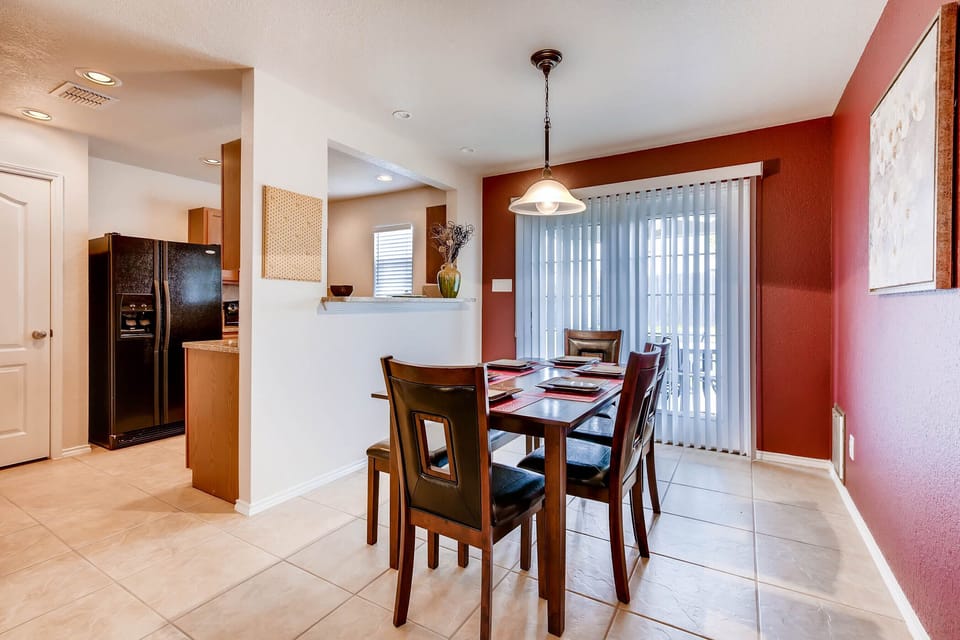 Dining area, seating for 6