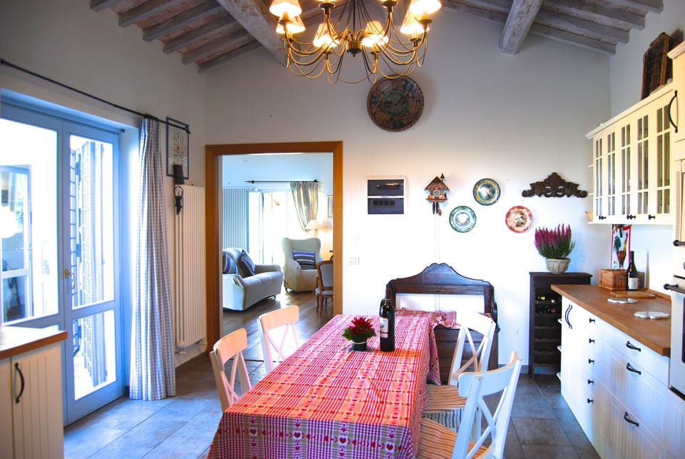 The kitchen and the view on the living room. 