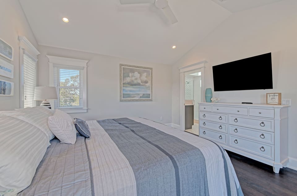 Upper level, king bed, Master ensuite