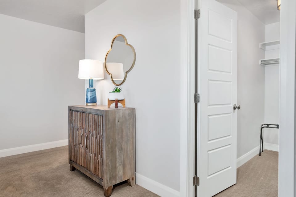 Second mäster bedroom walk in closet