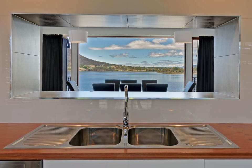 YOUR UNIQUE EXPERIENCE OF FLOATING ABOVE THE WATER & AMAZING PICTURESQUE VIEWS 