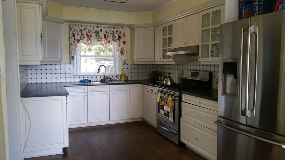 Full Eat-in Kitchen