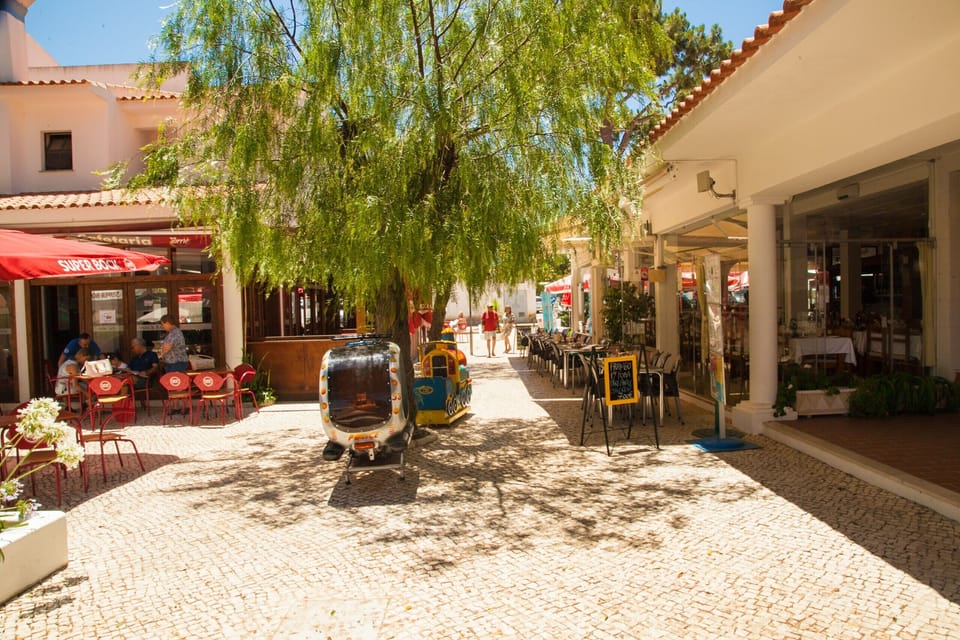 Restaurants and shops near by