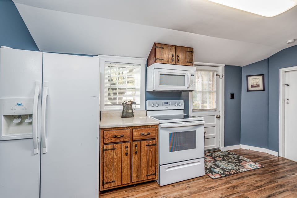 Wonderful kitchen with modern amenities, and so spacious!
