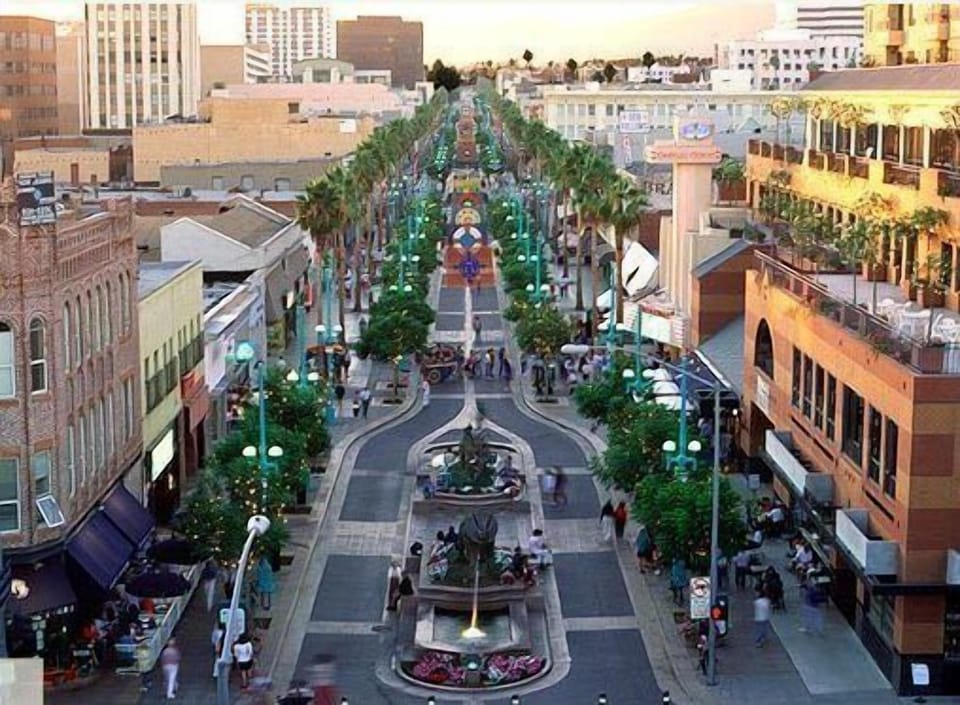 Famous Third Street Promenade 10 minutes drive or 25 minute walk 