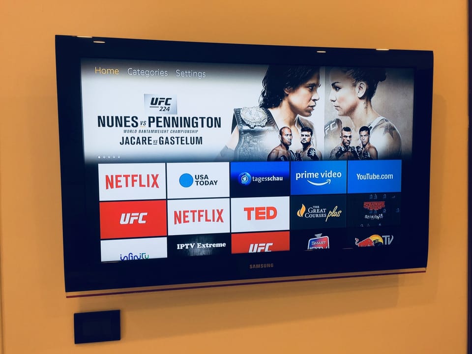 Netflix and Prime video free access: hundred of multilingual movies and content