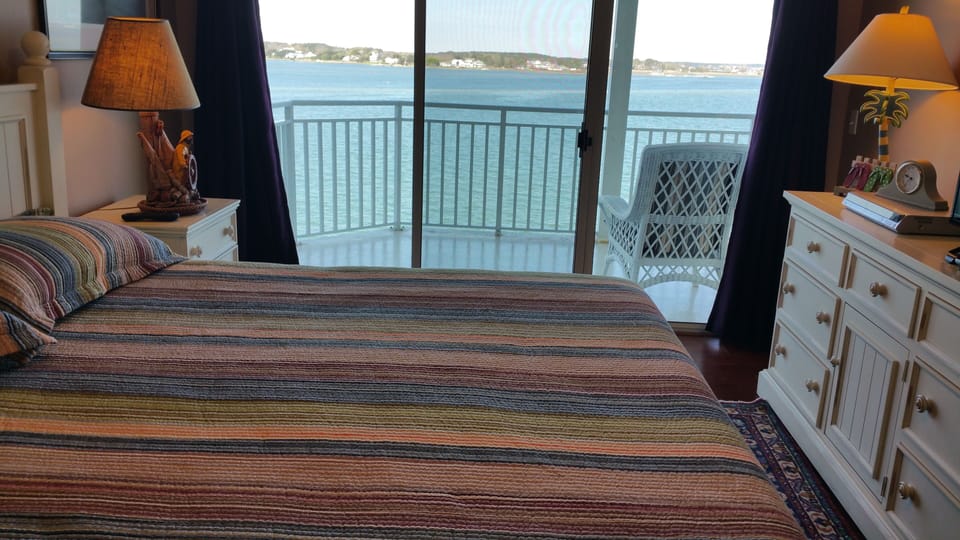 Master bedroom & Bay View