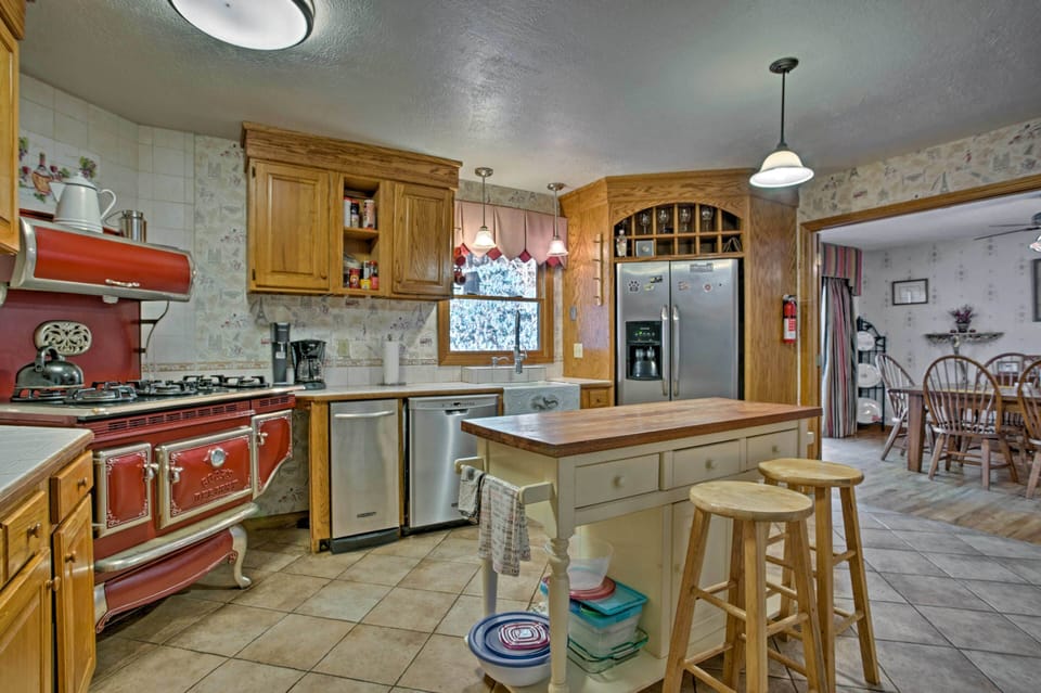Prepare mouthwatering meals in the fully equipped kitchen.