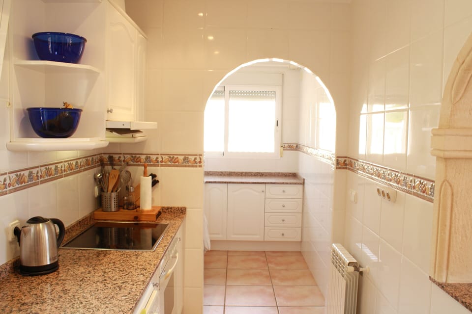 Modern, well quipped kitchen c/w dishwasher