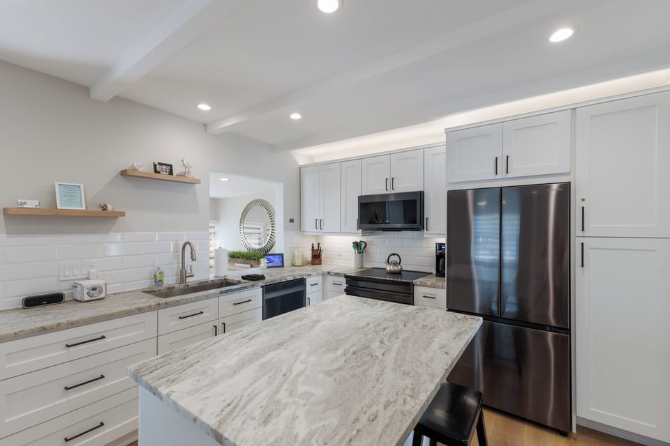 Beautiful relaxing/upscaled haven. 1/2 blk to village, 11/2 blk to Siesta beach.