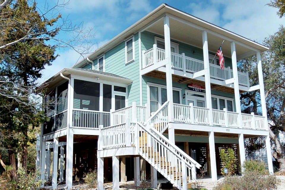 3 decks in the front, 2 screened in porches in the back facing the woods, all with seating add to the openness of this home.