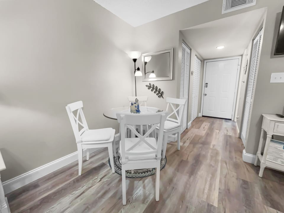 Summer Salt | Dining area