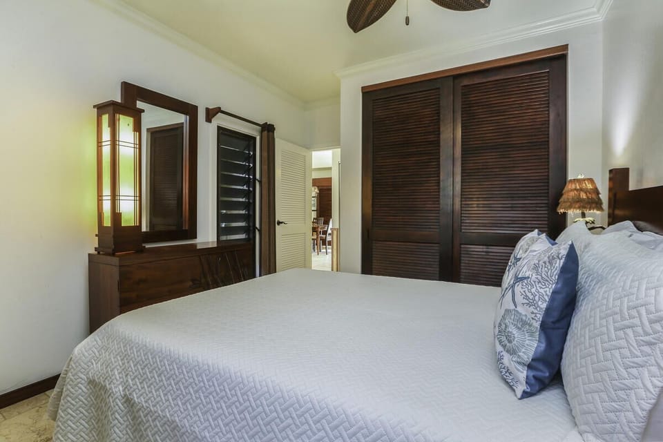 King Bedroom with Ceiling Fan Comfort