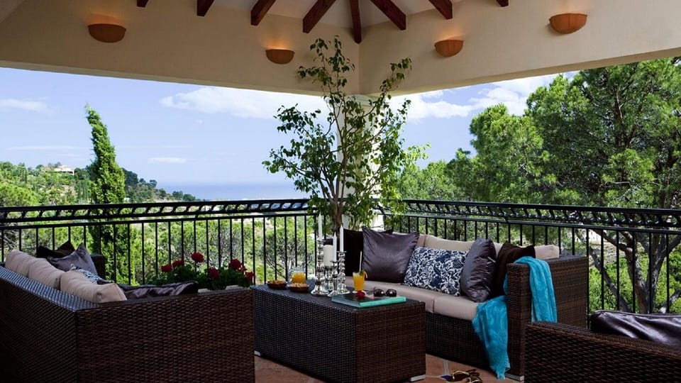 Outside sitting and afternoon terrace with bar