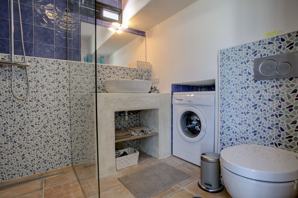 In the bathroom you will find the washing machine