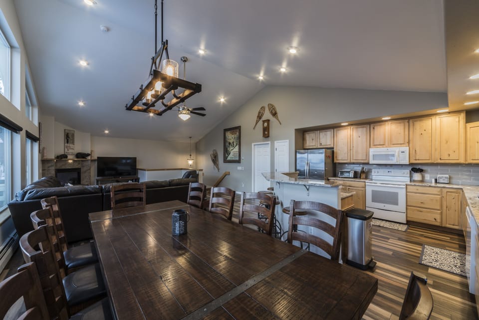 Dining area off kitchen. 
