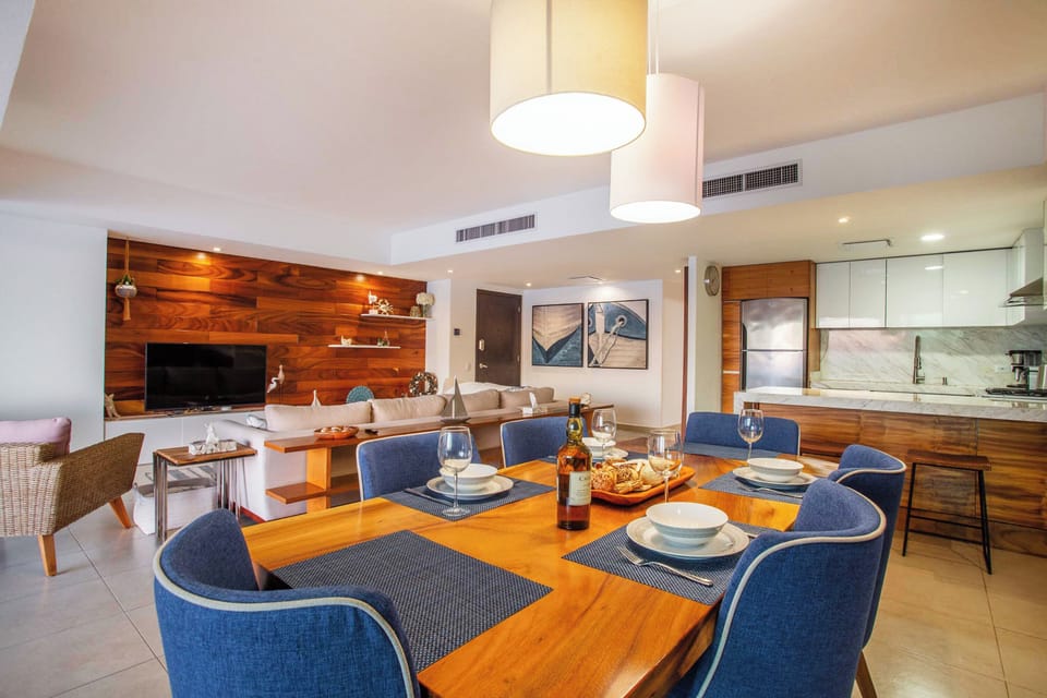 Dining table with seating for 6 and amazing view