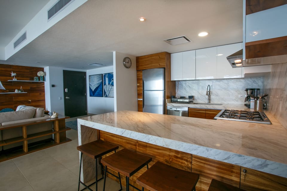 Kitchen bar with 4 seats