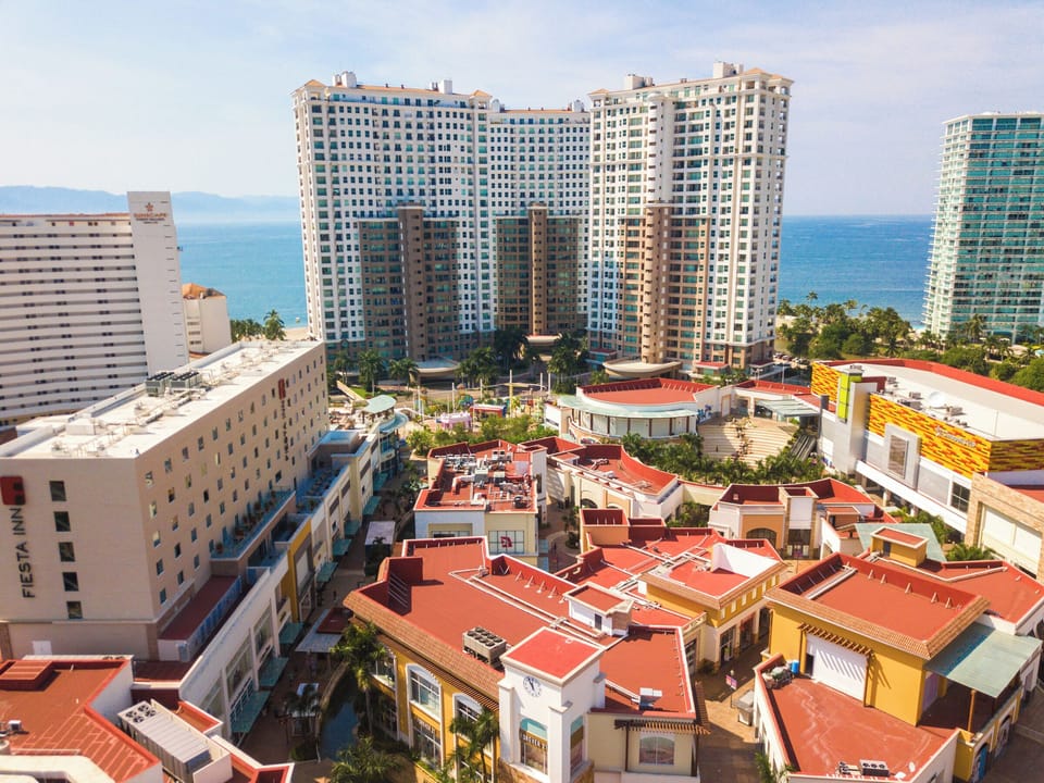 Grand Venetian conveniently located next to La Isla mall, great restaurants, bars and cafes