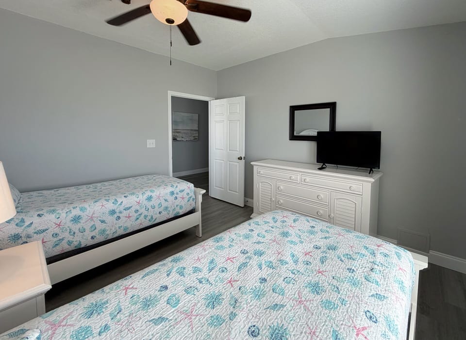 Fourth bedroom with two twin beds and a smart TV - Fourth bedroom with two twin beds and a smart TV