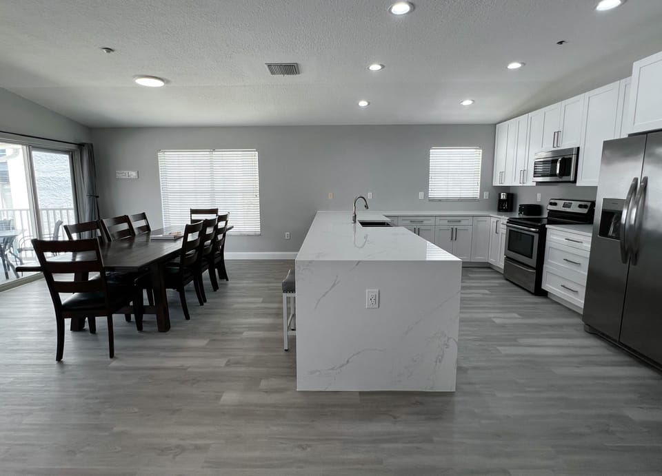 Dining area right beside the kitchen for big family meals at eas - Dining area right beside the kitchen for big family meals at ease.