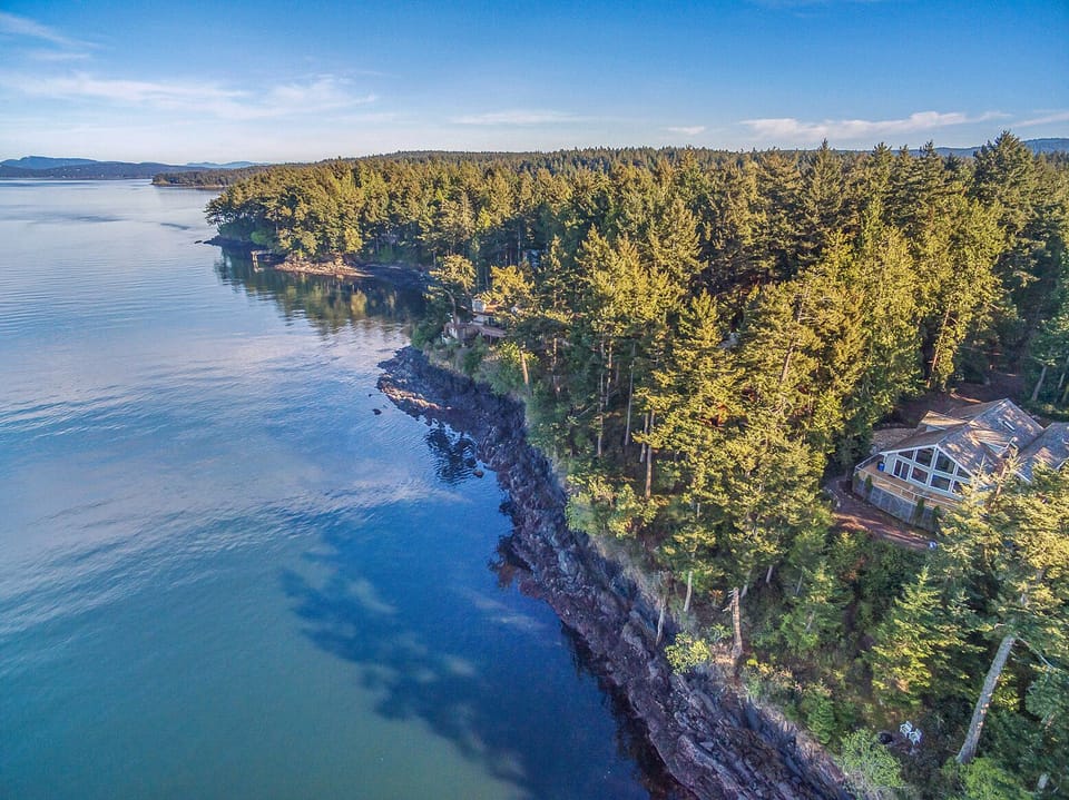 Relax in this quite neighborhood with beautiful views.