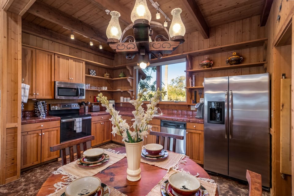 Experience the cozy cabin life with a fully equipped kitchen and delightful dining table. Enjoy the perfect blend of comfort and rustic charm in this enchanting getaway. 🍳