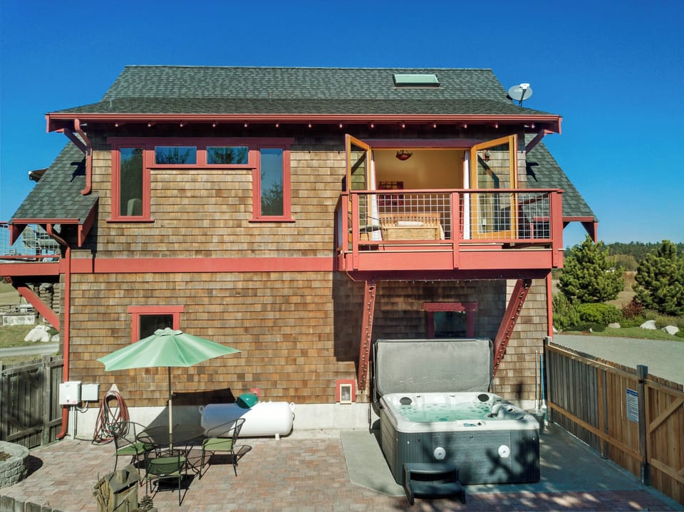 Back Patio and New Hot Tub - Back Patio and Hot Tub
