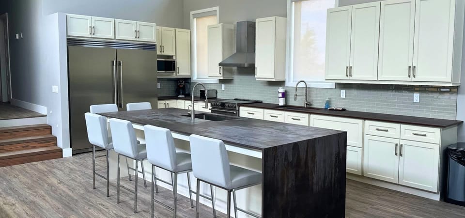 Upper-Level Fully-Equipped Kitchen