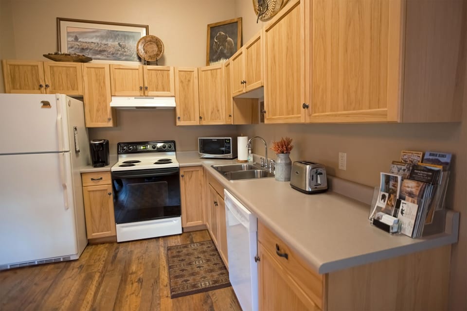 Amenities include refrigerator, dishwasher, stove, microwave, and coffee maker. 