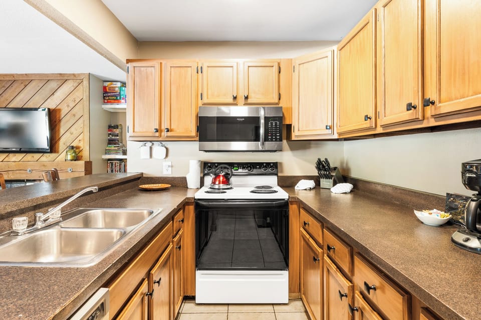 Full kitchen with breakfast bar.