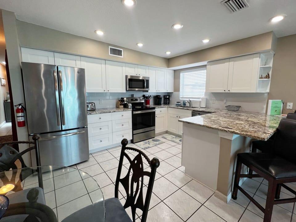 Bar stool seating and dining table right off the kitchen. - Bar stool seating and dining table right off the kitchen.