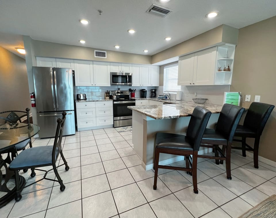 Another view of the kitchen and bar area - Another view of the kitchen and bar area