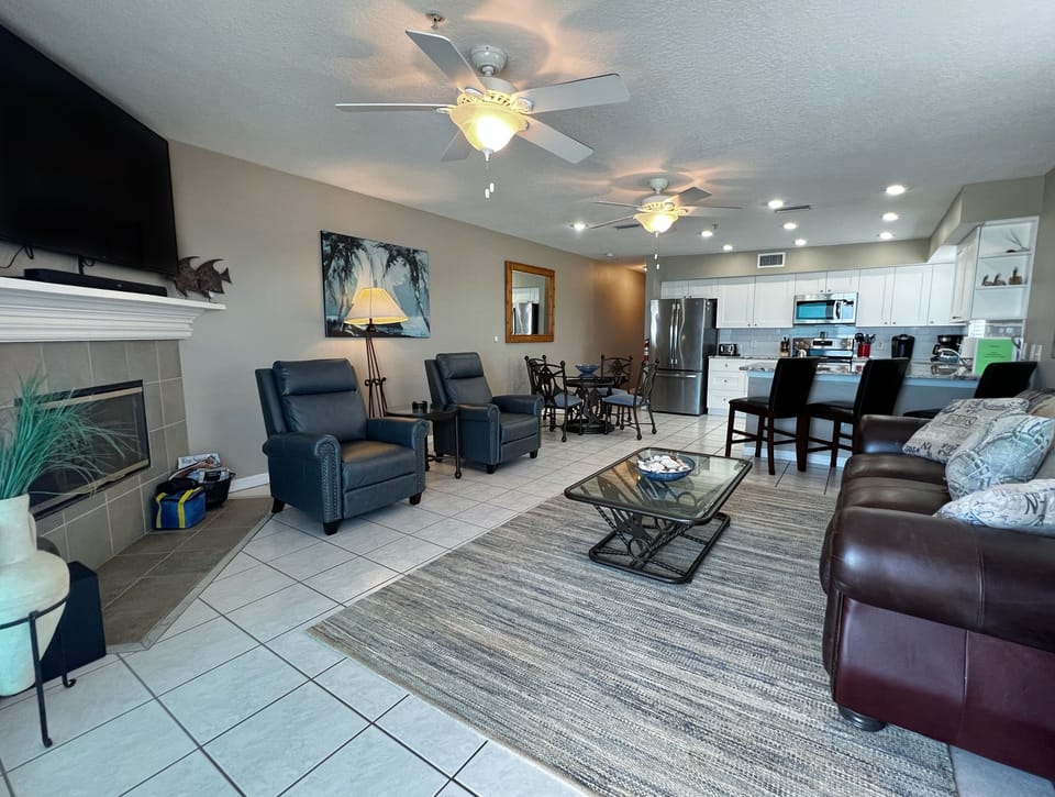 Living room seating for everyone and an open concept living area - Living room seating for everyone and an open concept living area