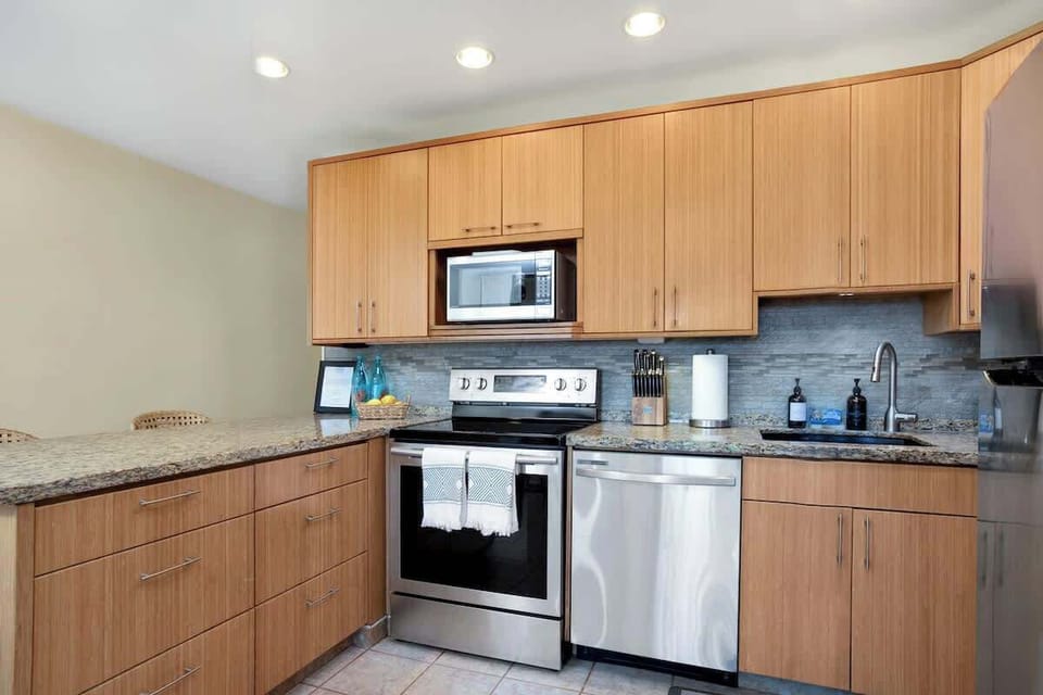 Fully equipped kitchen with full-size appliances.