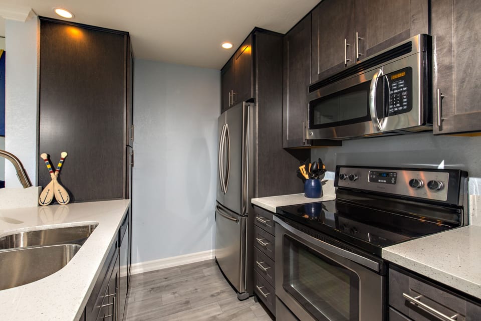 Kitchen - The chef's kitchen is fully equipped for the chefs in your party!
