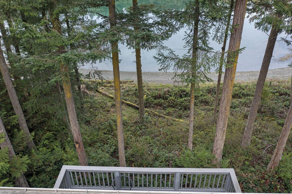 Access to the pebbled beach is available during low tide.