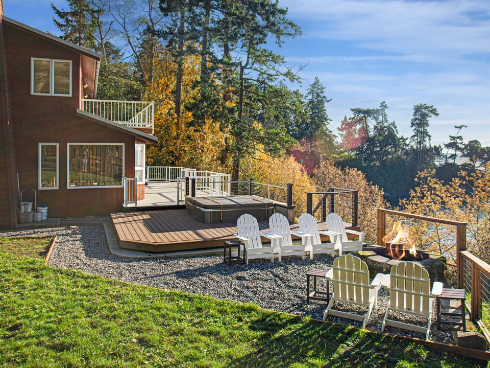 Seasonal firepit and hot tub